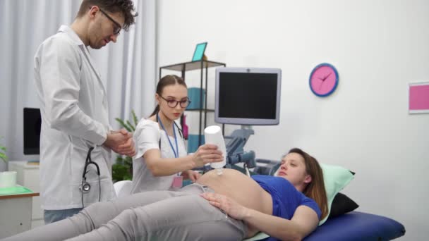 Trainee Supervision Doctor Prepares Pregnant Woman Ultrasound Examination Periodic Checkup — стоковое видео