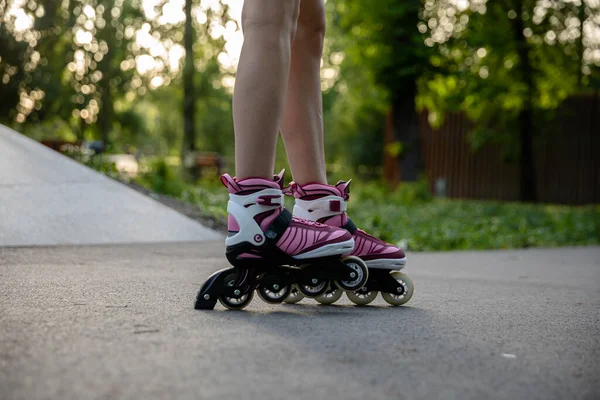 Close Van Een Vrouwenbeen Vrouw Met Rolschaatsen Sporten Een Stadspark — Stockfoto