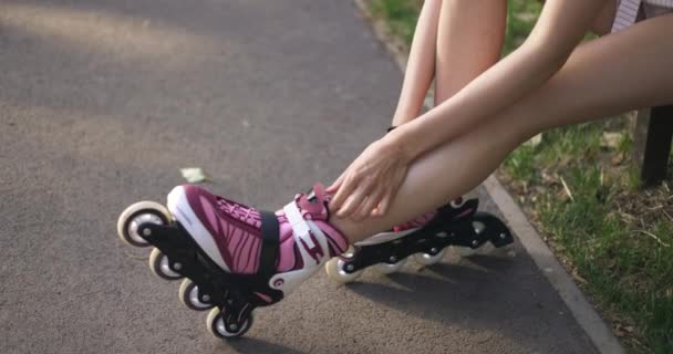 Uma Rapariga Com Unhas Cor Rosa Põe Patins Parque Cuidadosamente — Vídeo de Stock