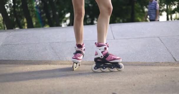 Ein Mädchen Dreht Pirouetten Und Kunststücke Auf Rollschuhen Die Eine — Stockvideo