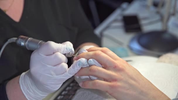 美容师在美容院里使用美甲铣床 由专业人员进行修指甲 雇员使用专业的钉钉设备 — 图库视频影像