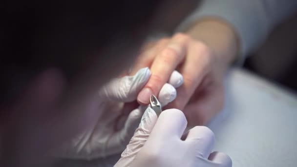 Tırnak Etlerini Kerpetenle Kesiyor Güzellik Salonunda Profesyonel Manikür Hemşireliği Manikürcünün — Stok video