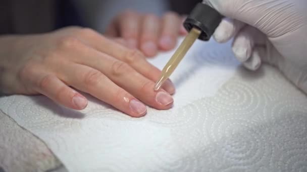 Close Umas Mãos Mulher Uma Mulher Usa Serviços Estúdio Beleza — Vídeo de Stock