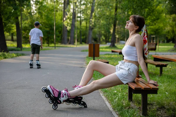Rollschuhlaufen Stadtpark Aktive Zeit Einem Sonnigen Sommertag Person Sommerlicher Sportbekleidung — Stockfoto