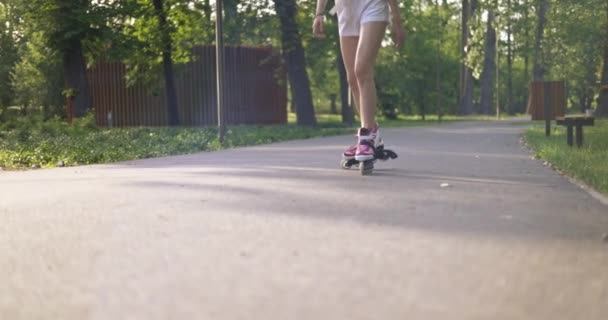 Rampy Projíždí Atlet Který Trénuje Bruslení Parku Holka Sobě Letní — Stock video