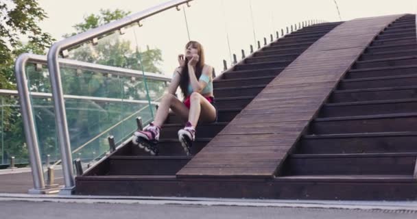 Uma Jovem Senta Uma Escada Madeira Rapariga Está Cansada Menina — Vídeo de Stock