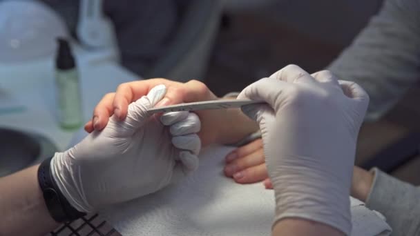 Professionnel Dans Salon Beauté Coupe Les Ongles Client Esthéticienne Scie — Video