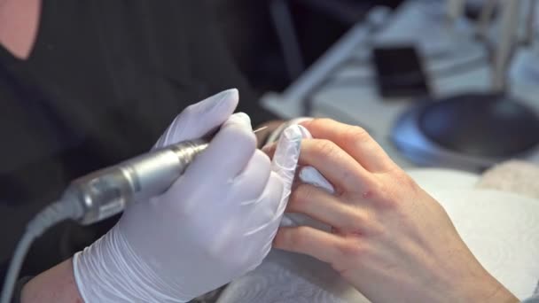 Esteticista Prepara Placa Ungueal Para Tratamento Adicional Mãos Mulher Submetidas — Vídeo de Stock