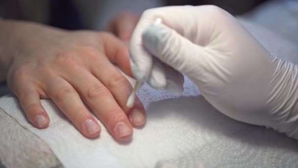 Close Uma Mulher Mãos Experimentando Unha Enfermagem Uma Visita Mulheres — Vídeo de Stock