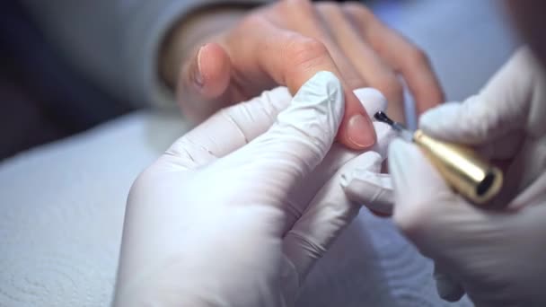 Donna Sta Facendo Eseguire Una Manicure Ibrida Attrezzatura Del Salone — Video Stock