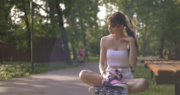 Ein Mädchen Hält Ein Lila Rollerblade Vor Sich Ein Mädchen — Stockvideo