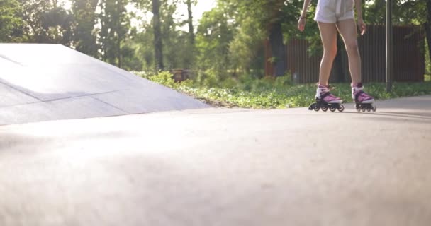 Una Chica Monta Patines Parque Junto Rampa Cuidado Patinando Practicando — Vídeos de Stock