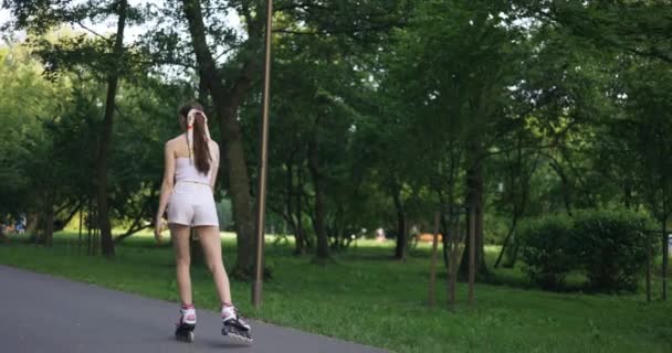 Een Meisje Rolschaatsen Weg Een Asfaltweg Iemand Gaan Rolschaatsen Het — Stockvideo