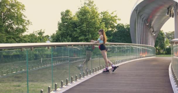 Kaykaycı Kız Köprünün Yanında Duruyor Uzaklığa Bakıyor Kemerinde Kırmızı Bir — Stok video