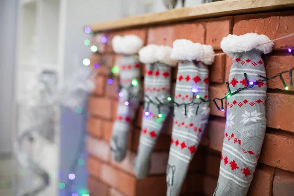 Cihlový Krb Vánočními Ponožkami Vánoční Osvětlení Teplé Vlněné Ponožky — Stock fotografie