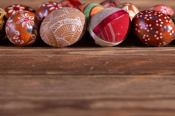 Una Vista Cerca Los Huevos Pascua Dispuestos Una Sola Línea — Foto de Stock
