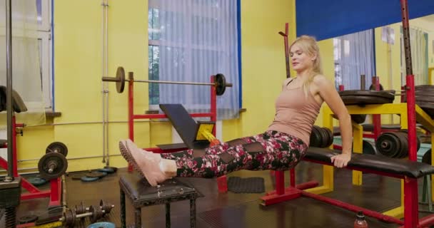 Blonde Gym Does Her Demanding Workout Smile Happy Blonde Gym — Stock Video