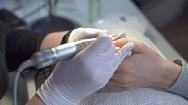 Kosmetyczka Wykonuje Manicure Dla Swojego Klienta Umów Wizytę Salonie Piękności — Wideo stockowe
