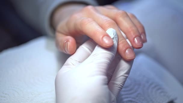 자연의 손톱으로 여성의 클로즈업하는 미용실에서 서비스를 제공하는 여자는 조류학 도움을 — 비디오