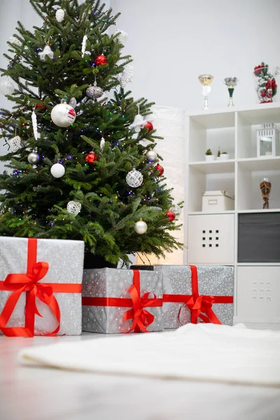 Regalos Navidad Bajo Árbol Con Decoraciones Navidad Árbol Navidad Salón — Foto de Stock