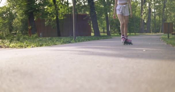 Een Jonge Persoon Gekleed Bijpassende Witte Sportkleding Rolschaatst Een Park — Stockvideo