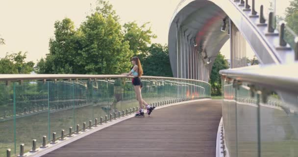 Uma Menina Verão Apertado Sportswear Monta Patins Uma Superfície Madeira — Vídeo de Stock