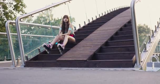 Una Chica Cansada Está Sentada Una Escalera Madera Descansando Después — Vídeo de stock