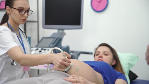 Doktor Ukáže Prstem Monitor Aby Pacient Viděl Její Potomky Ultrazvukovém — Stock video