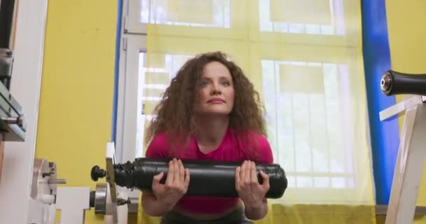 Ein Mädchen Macht Energisch Übungen Einem Gerät Energetische Übungen Fitnessstudio — Stockvideo