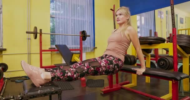Young Woman Training Hard Gym Smile Blonde Gym Does Her — Stock Video