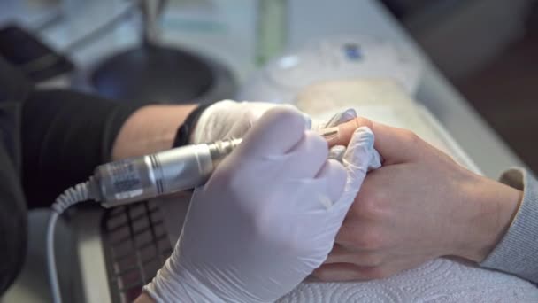 Eine Kosmetikerin Führt Für Ihre Kundin Eine Maniküre Durch Einen — Stockvideo