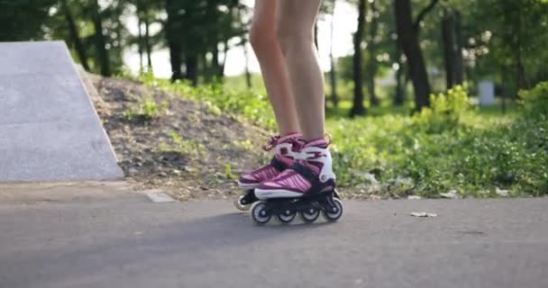 Bir Patenci Kız Parkta Paten Çalışıyor Tek Tekerlek Üzerinde Giderek — Stok video