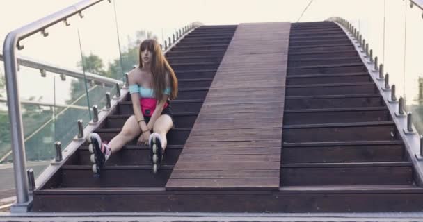 Uma Jovem Senta Uma Escada Madeira Rapariga Está Cansada Menina — Vídeo de Stock