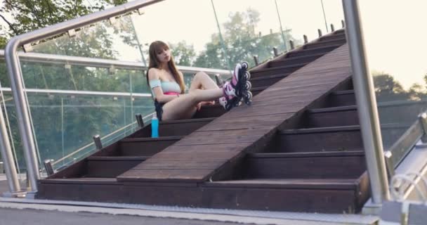 Молода Дівчина Сидить Сходах Глибоко Дихає Втомлена Молода Жінка Тягнеться — стокове відео