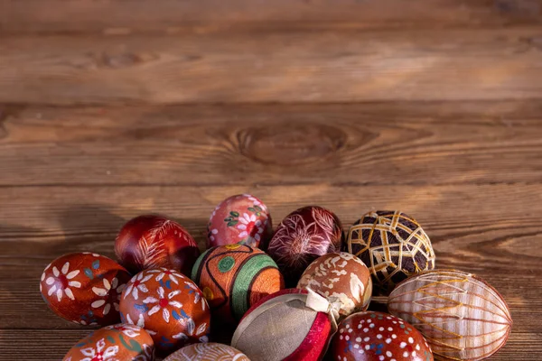 Composición Pascua Varios Huevos Pascua Con Tonos Marrones Dispuestos Viejas — Foto de Stock