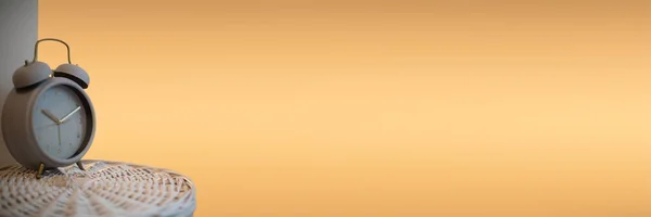 Панорамная Рамка Показывает Старый Аналоговый Хронометр Будильника Нечеткий Оранжевый Свет — стоковое фото