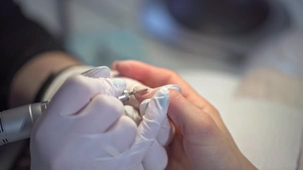 Een Schoonheidsspecialiste Verwijdert Een Klant Nagelriemen Met Behulp Van Een — Stockvideo