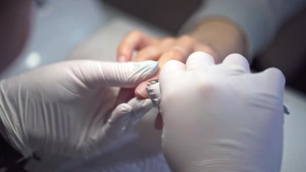 Uma Visita Estúdio Beleza Profissional Experimentando Tratamentos Cuidados Com Mãos — Vídeo de Stock