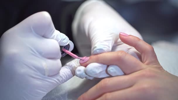 美容院的工作条件很恶劣 在美容院进行指甲绘画服务 美容师把客户的指甲涂成粉红色 — 图库视频影像