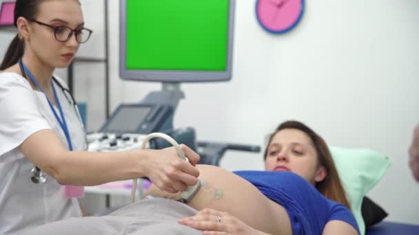 Lekarz Wskazuje Palcem Monitor Żeby Pacjent Zobaczył Jej Potomstwo Monitorze — Wideo stockowe