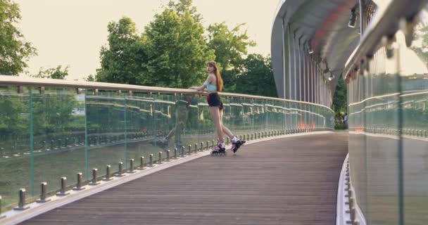 Κορίτσι Στέκεται Στη Γέφυρα Δίπλα Στο Κιγκλίδωμα Στη Συνέχεια Γυρίζει — Αρχείο Βίντεο