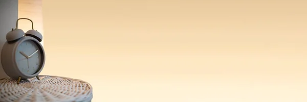 Панорамний Вид Кімнату Ввечері Будильником Передньому Плані Помаранчеве Світло Приліжкової — стокове фото