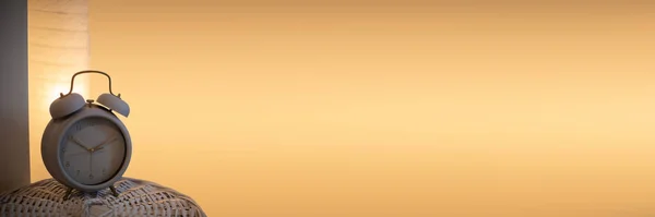 Панорамний Вид Кімнату Ввечері Будильником Передньому Плані Помаранчеве Світло Приліжкової — стокове фото