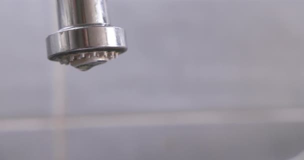 Water Verspillen Druipend Water Uit Een Kraan — Stockvideo