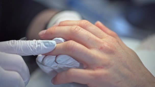 参观一个专业的美容院 经历过手指甲护理治疗 佩戴一次性手套 遵守卫生和不洁规则 — 图库视频影像