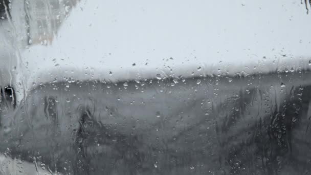 유리창을 날리고 있습니다 날씨가 유리잔에 물방울이 내려앉는다 유리를 창문으로 흘러내리는 — 비디오