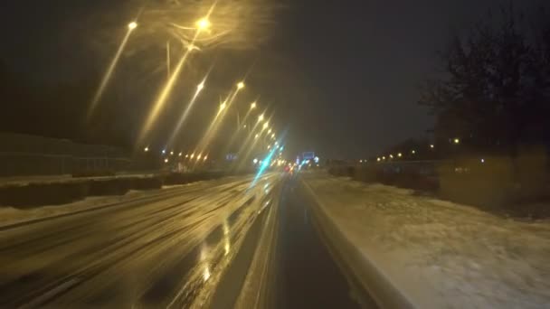 Una Macchina Viaggia Una Strada Ghiacciata Una Fredda Notte Inverno — Video Stock