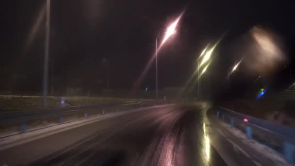 Autorijden Met Ruitenwissers Een Donkere Winternacht Wazige Lichten Van Straatverlichting — Stockvideo