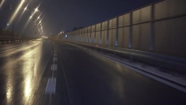 Samochód Jeździ Prostej Drodze Mijając Rozmyte Światła Latarni Znaki Drogowe — Wideo stockowe