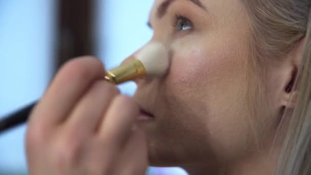 Gros Plan Visage Jeune Femme Maquilleur Applique Poudre Lâche Sur — Video